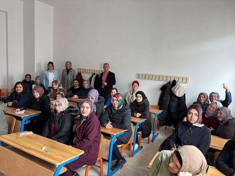 Sivas’taki Proje Dikkat Çekiyor: Anneler Pazartesi Alıyor, Cuma Hesap Veriyor