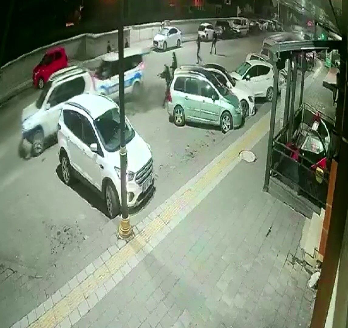 Sivas’ta Dur İhtarına Uymayan Sürücü 4 Araca Çarpıp Kaçtı