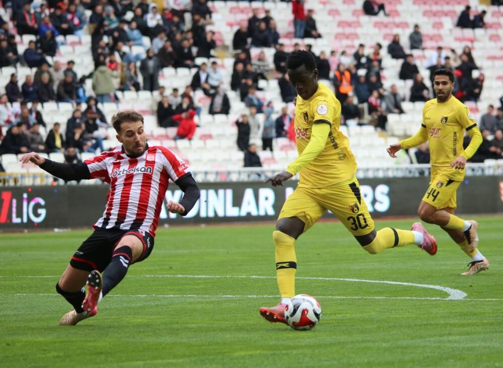 Sivasspor Evinde Dağıldı! İstanbulspor’dan 3 Gollü Darbe