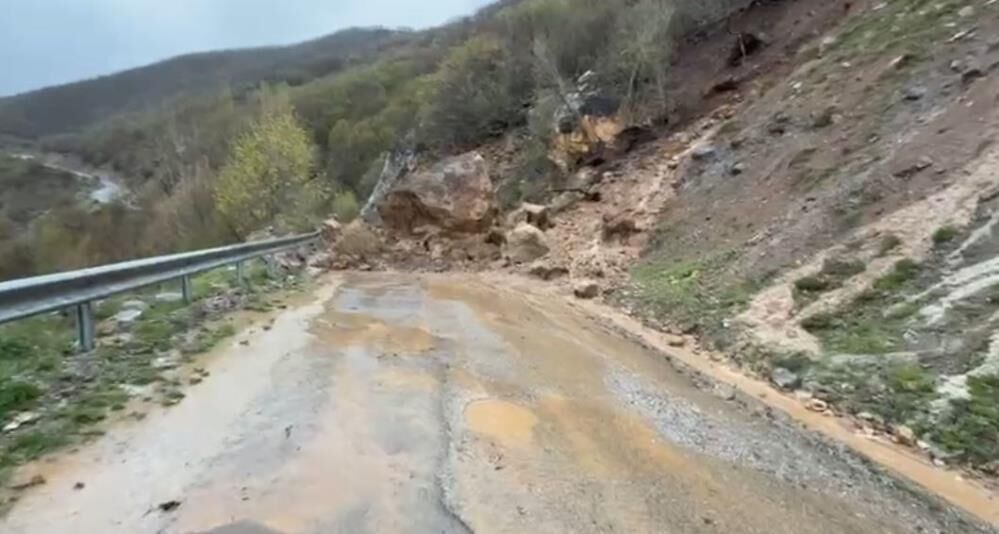 Sivas’ta heyelan ve taşkın yolları kapattı