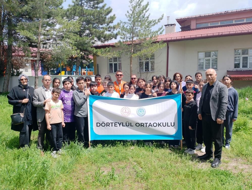 Sivaslı Öğrencilerden Yürek Yakan Vefa: Maraşlı Öğrenciler Unutulmadı
