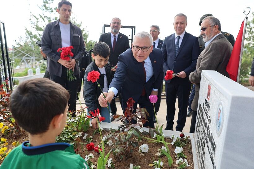 Sivas'ta Şehitlerimiz kabirleri başında dualarla yâd edildi