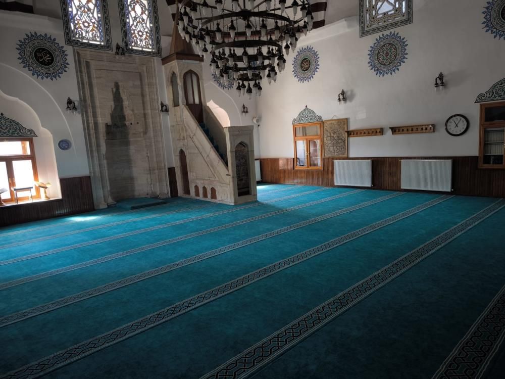 Sivas'ta hayır şartı kapsamında caminin halıları yenilendi