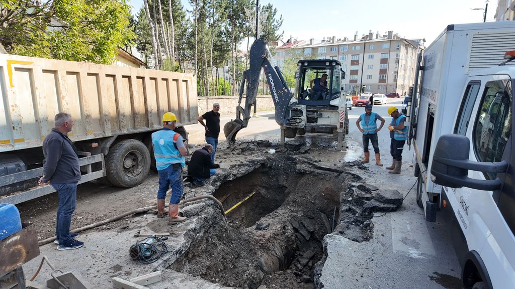 Sivas'ta 3 mahallede 11 saat su yok!
