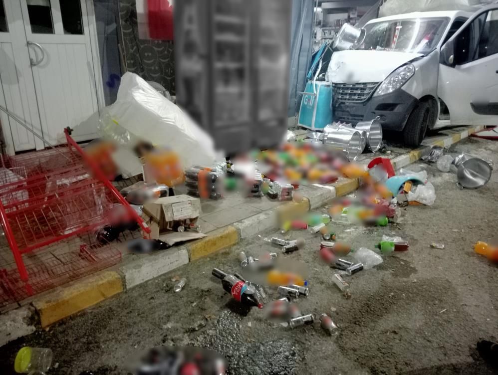 Sivas’ta Kamyonet Dehşeti! Kontrolden Çıktı, Markete Daldı