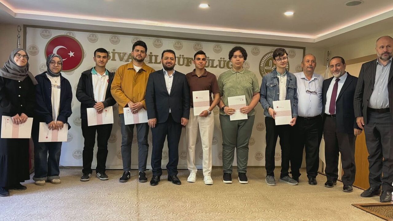 Sivas'ta yarıştılar, umre ödüllerini aldılar