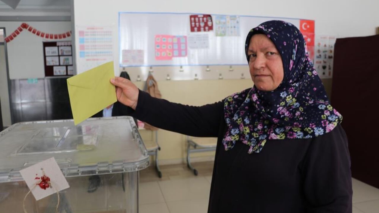 Sivas Aydoğan Mahallesi muhtar ara seçimi yoğun katılımla ba