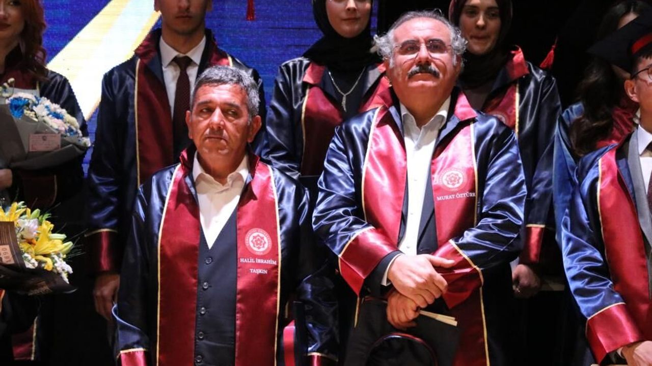 Sivas'ta 52 ve 53 Yaşında Üniversite Mezunu Oldular