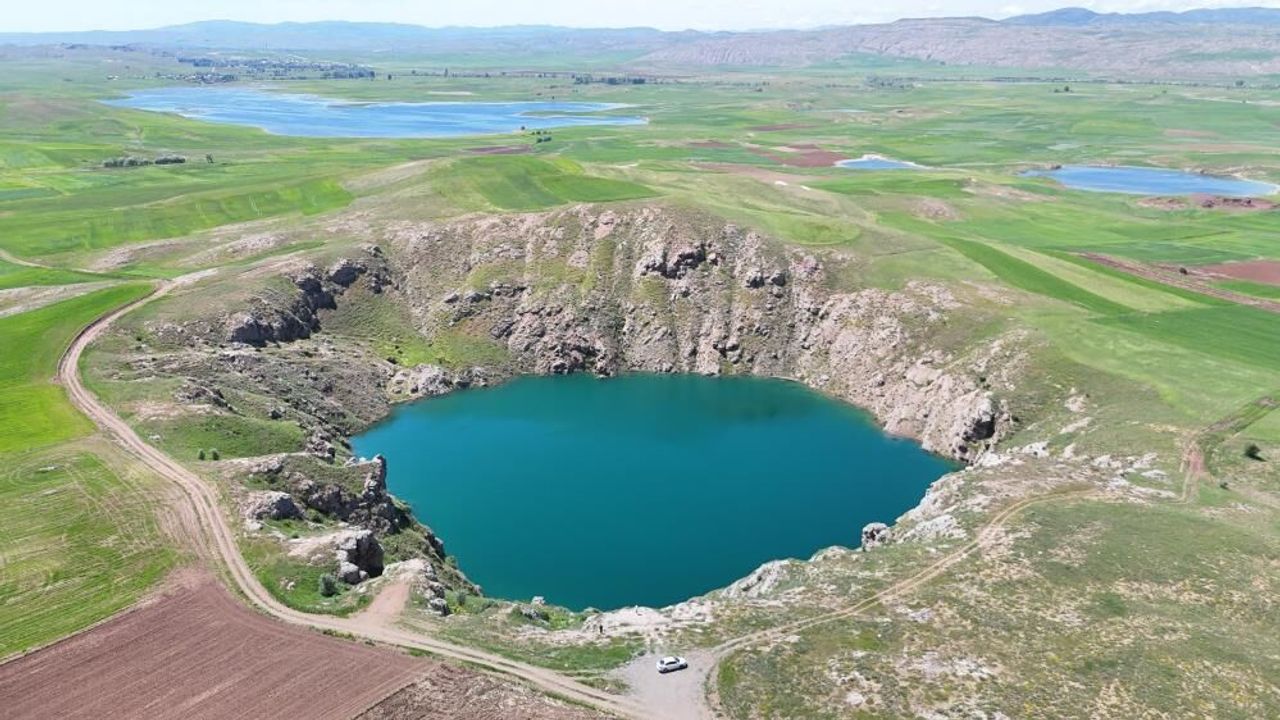 Sivas Kızılçan Gölü yağışlarla yeniden dolarak turkuaz rengi