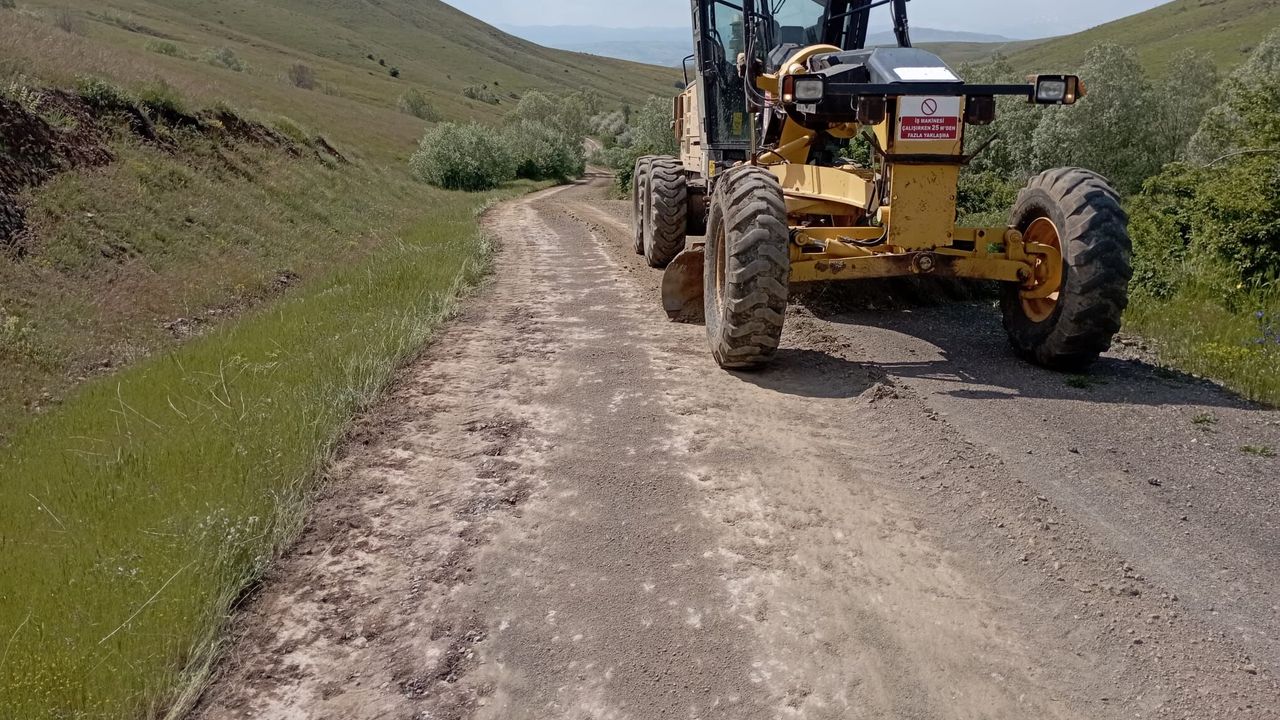 Gemerek kırsalında yol düzenleme çalışmaları sürüyor