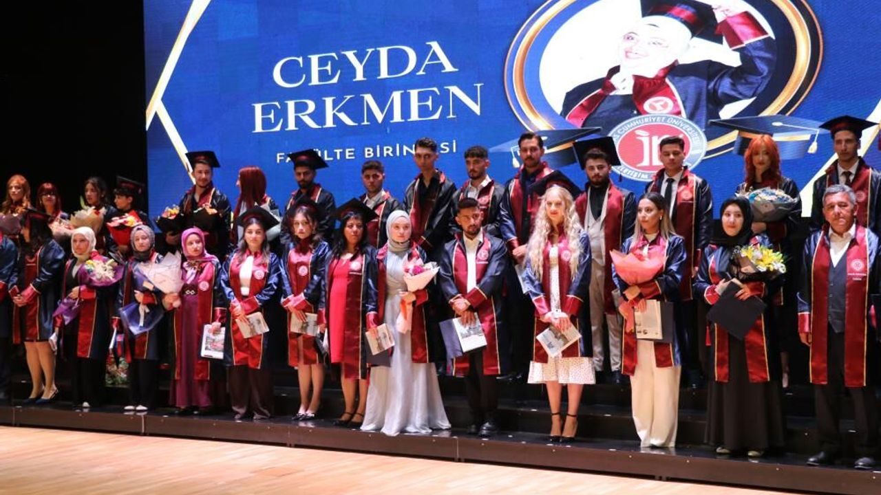 Genç İletişimciler Kep Atarak Yeni Hayatlarına Uğurlandı
