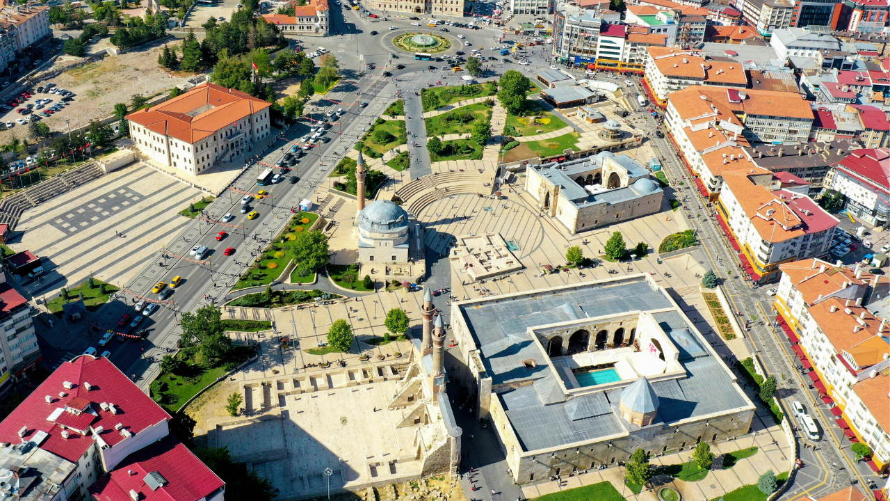 Sivas’ta Trafik ! Neden Her Kapıda İki Araç Var ?