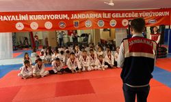 Öğrencilere 'Jandarma mesleği ve Güvenli İnternet Kullanımı' Eğitimi Verildi