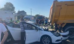 Otomobil hafriyat kamyonuna saplandı: 6 yaralı - Ordu Haberleri