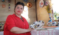 Tescilli yazma desenlerini bin yıllık sanata aktardı