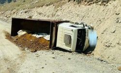 Freni patlayan maden yüklü kamyon devrildi: 1 yaralı