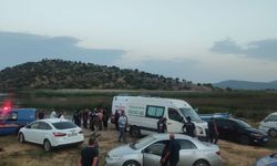 Gölde batan teknedeki 2 kişi kurtuldu, 1 kişinin cansız bedenine ulaşıldı