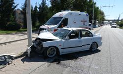 Malatya'da Aydınlatma direğine çarpan otomobil hurdaya döndü