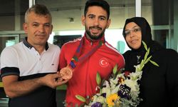 Dünya üçüncüsü olan Torku Şeker Sporlu Alihan Bayraktar yurda döndü