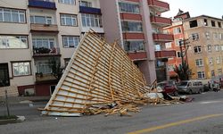 Şiddetli rüzgar nedeniyle çatılar uçtu, motosiklet sürücüsü uçan çatının altında kaldı