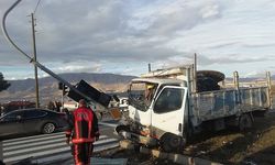 Kontrolden çıkan kamyon refüje çıktı: 1 yaralı