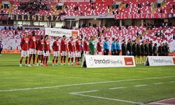 Sivasspor-İstanbulspor maçı öncesi Şehitlerimiz için saygı duruşu