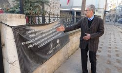 Tahtalarla güçlendirilen az hasarlı minare korkutuyor
