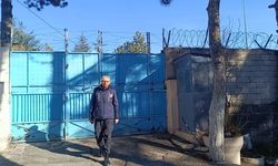 5 kitap yazan gardiyan sahneye hazırlanıyor