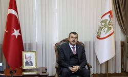Bakan Tekin, öğretim sürecinde zorluk çıkartan belediyelerden şikâyet edip Eskişehir ve İzmir'i buna örnek gösterdi
