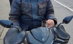 Çay içerek motosiklet kullanan sürücüye ceza