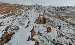 "Dünyadaki Mars" olarak tanınan Eğribucak kayalıkları beyaza büründü