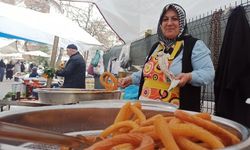 Halka tatlısı yapıp satarak aile bütçesine katkı sağlıyor