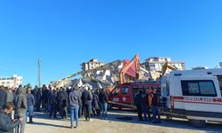 Hasarlı bina yıkımı sırasında operatör enkaz altında kaldı