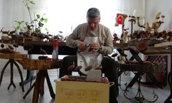 Hobi olarak başladığı ahşap oymacılığında sanat eserleri üretiyor
