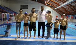Kulaç atarak engelleri aşıyorlar