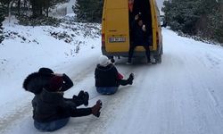 Minibüsün arkasına bağladıkları iple kaydılar
