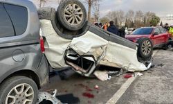 Yayaya çarpmamak için manevra yapan otomobil takla attı: 1 ölü, 2 yaralı