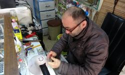 Zamanı tek parmağının ucunda oynatıyor