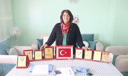 Arkadaşlarının hazırladığı pankartla başladı, çeyrek asırdır muhtarlık yapıyor