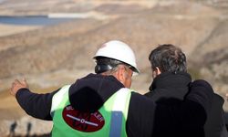  Bakan Bayraktar, maden sahasını toprak altında kalan madencilerin yakınlarıyla inceledi