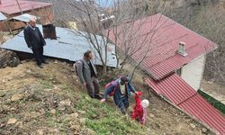Heyelanın yıktığı köyde vatandaşların patika çilesi