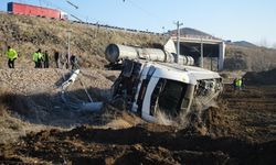 Kırıkkale'de raylara üzerine yıkılan istinat duvarına çarpan tren raydan çıktı