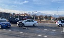 Lüks otomobilin karıştığı kazada ortalık savaş alanına döndü: 1 yaralı