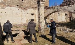 Tarihi kilisede define arayan 3 kişi suçüstü yakalandı