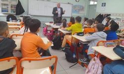 42 yıllık öğretmen öğrencilerine "Elveda" şarkısıyla veda etti