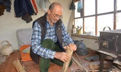 70 yıldır fındık dallarından sepet örüyor