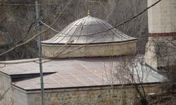 800 yıllık tarihi cami zamana direniyor