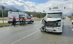 Ambulans ile minibüs çarpıştı: 2 yaralı