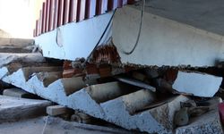 Depremde çöken evini tahtalarla güçlendirdi