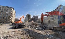 En işlek caddedeki en eski binalar yıkılıyor